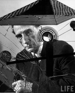 zzzze:  Marcel Duchamp, Fotografía con su obra El gran vidrio 