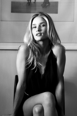 senyahearts:  Rosie Huntington-Whiteley for