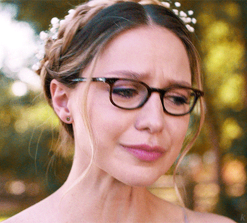 Wait, wait, wait! Kara is wearing a purple eyeshadow and Lena is wearing blue eyeshadow; matching ea Wait, wait, wait! Kara is wearing a purple eyeshadow and Lena is wearing blue eyeshadow; matching ea