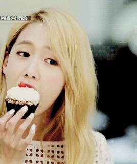 seohyun: yoona + cupcake