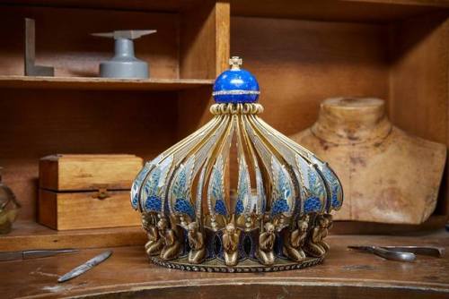 Crown of the Virgin by Boucheron. France. Lapis lazuli.