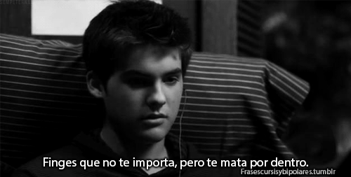 delodioalamorsolounpaso:  Fingir es lo que mas duele.