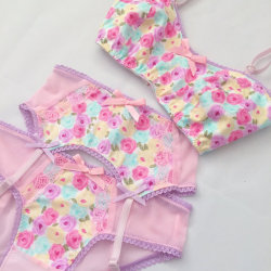 inlovewithburlesquelingerie:  Cute Pink and