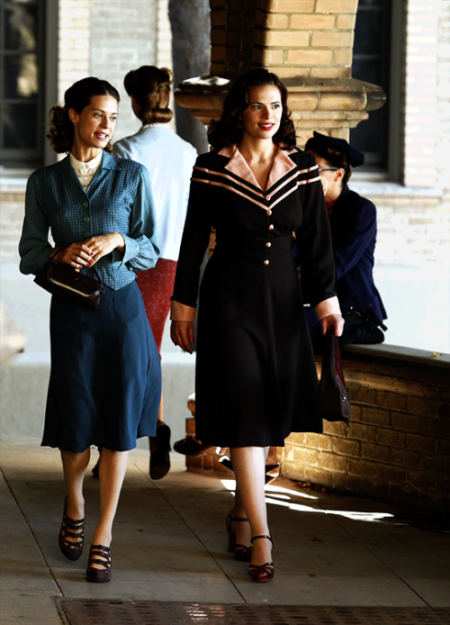fuckyeahcostumedramas:Lyndsy Fonseca &amp; Hayley Atwell in ‘Agent Carter’ (2015). x