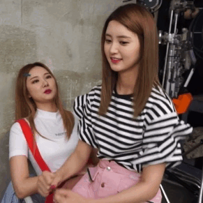 gay-shit-girlgroups-do:Who needs chairs when you got LE