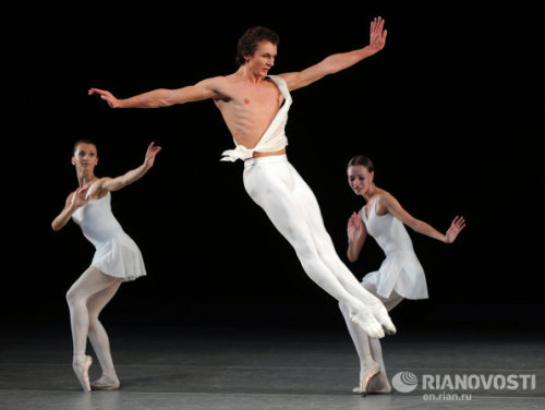 vaganovaboy:Semyon Chudin and Olga Smirnova of the Bolshoi Ballet in George Balanchine’s ‘Apollo’. P