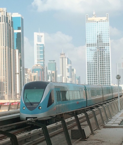 Metro at Mall of the Emirates station in Dubai. Metro cars are made in Japan. :) ドバイのエミレーツモール駅で地下鉄を撮