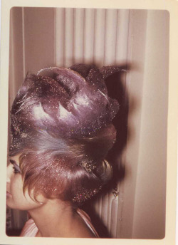 the60sbazaar:  Sixties hair that defies definition… 