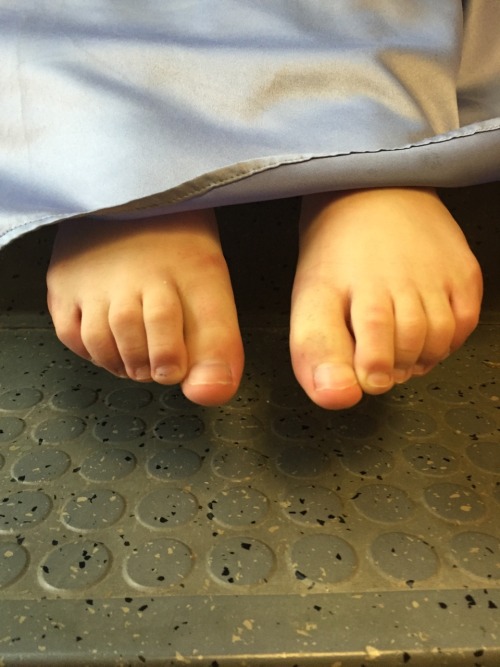 chuckelarms:  Mmm… Her sexy soles, begging porn pictures