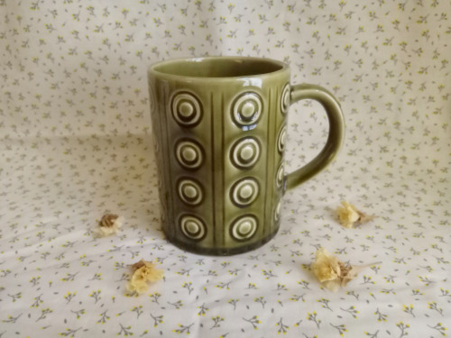 pereczke:My favorite mugs + a honeypot photographed poorly but with joy :)