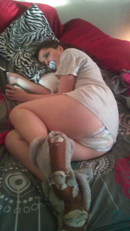mermercutiebum:  princess had a nightmare so when daddy came home from work he brought some suprises 
