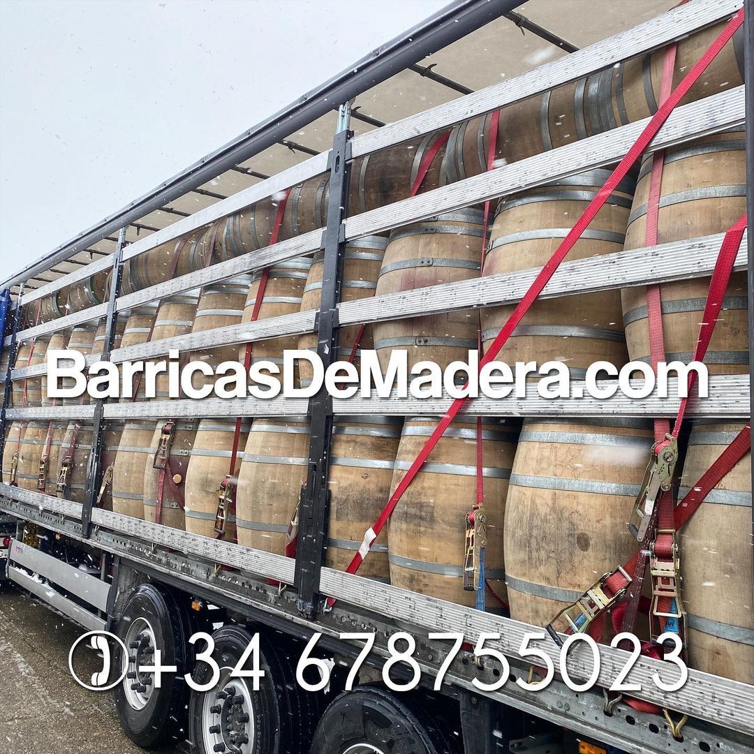 While it’s snowing we keep loading orders of barrels for our clients.| Mientras nieva seguimos cargando pedidos de barricas usadas para nuestros clientes. #usedbarrels #oakbarrels #winebarrels #casks #tonnellerie #cooperage #bodega #weingut...