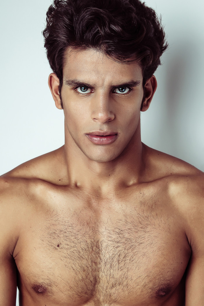 prazermasculino:  (via Artur Medeiros, o pedreiro gato, sensualiza em seu primeiro