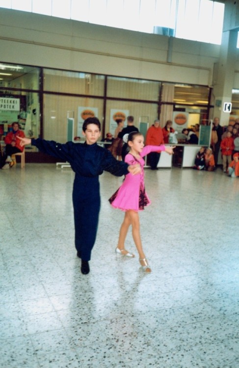 Lasten vakiotanssiesitys Mellunmäki-päivillä. / Children’s ballroom dancing per