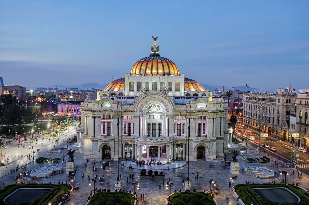 vivirenmexico:  El Majestuoso Palacio de Bellas Artes en el centro historico de la