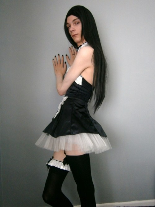 jenna-heart:  Maid reshoot done! i’m glad I finally had time to take thees pictures i love this outfit so much and it goes really well with my new black wig. 