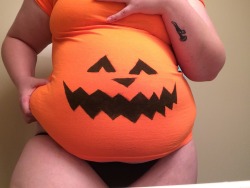 softersam: ohsoplump:   🍬👻🍫🎃May your Halloween be filled with treats 🎃🍫👻🍬 ❤︎ the great pumpkin belly   @ohsoplump it’s about that time again. #goals