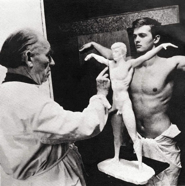 malenudeinfinearts:Arno BREKER  ( 1900 - 1991 ) , sculpteur allemand. Académie des beaux arts de Düsseldorf.Breker sculptant le nageur olympique Walther Kusch en 1976 et 1978.
