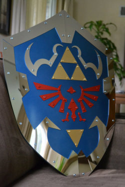 retrogamingblog:Legend of Zelda Replica Shields made by TheArcForge