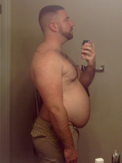 hasman33: bigdudesarehot: Medium shirt and 34 shorts from a couple summers ago I’m straight bu