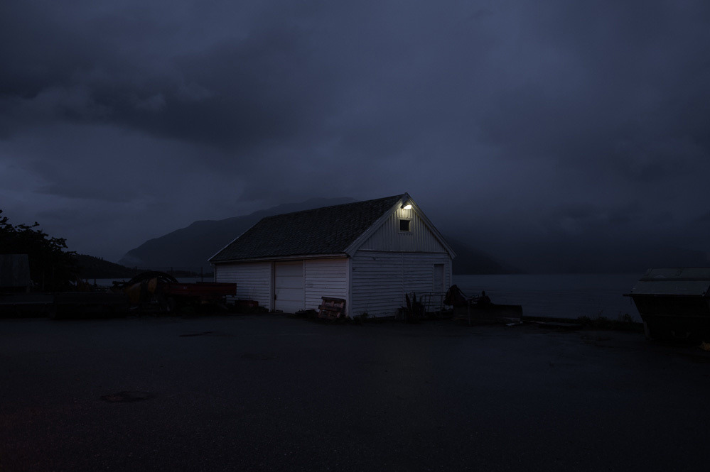 nevver:  Leave a light on, Julien Mauve 