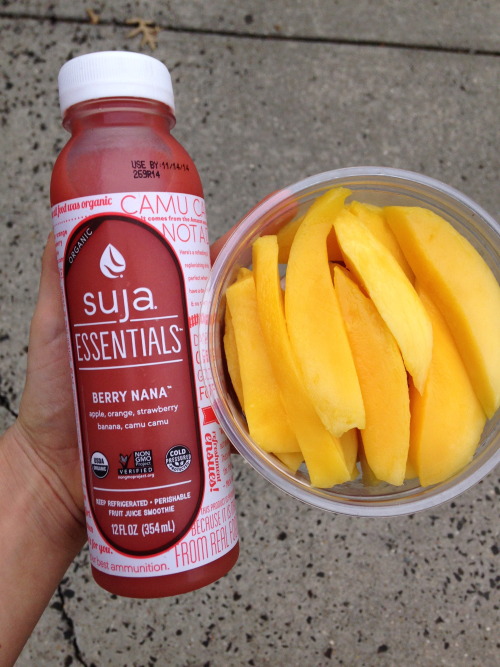tropical-vegan: vegankween: earth–eater: juice + mangos = happiness Tropical & Vegan blog  ☯ ✌