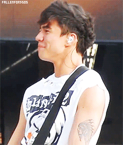 fallenfor5sos:   5 Seconds of Summer- Eighteen Boston  