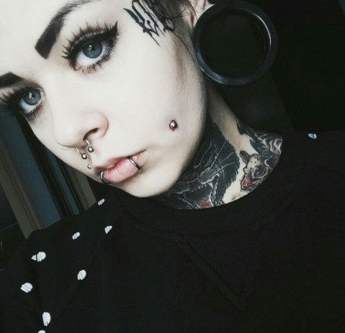 moshmallow:  atroposrose:  I’m so pale 🙈  wtf I think I’m in love 