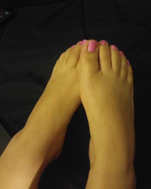 paigesprettyfeet: Going live tonight in 5. who’s gunna watch? Hehe #toescrunch #exotic #footfetishna