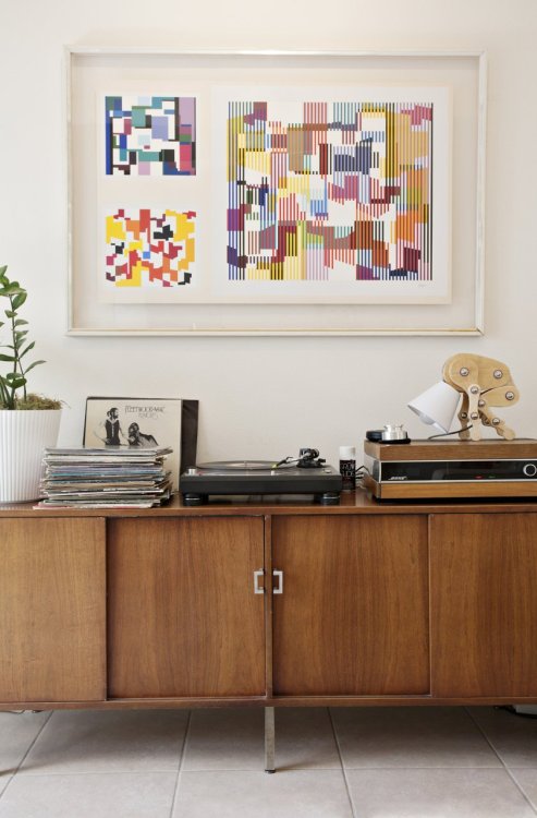 secret-notebook:  (via The Adkins’ Evolving Townhouse House Tour | Apartment Therapy) 