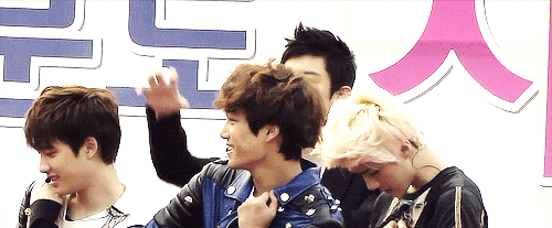 jonginnies:  Chanyeol making Wolf signs in the end of Angel performance 