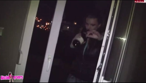 Betrunkene Silvesterschlampe geficktMitten in der Nacht steht die Nachbarin vor der Tür, sturzbetrunken kommt sie von einer Party und behauptet, ihren Schlüssel verloren zu haben. Als guter Mitmensch lässt man die Gelegenheit natürlich nicht ungefickt.Den