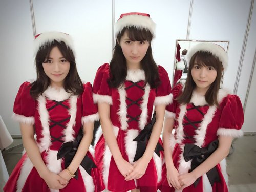 大場美奈‏@mina_ovoメリークリスマスイブ❤2016年最後の握手会ありがとうございました。みんな、ありがとう。また来年会えますように。斉藤真木子(SKE48)さんと 内山命さん