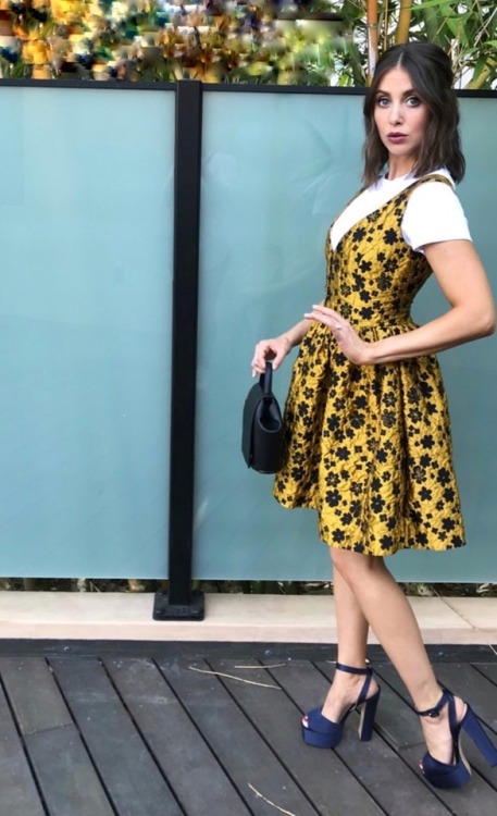 bestcelebritylegs:Alison Brie sexy legs in a short floral dress and platform high heels