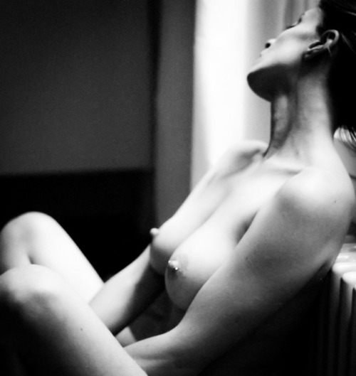 newcracksinthewall:  Sloane Vdc, Paris. 35mm. © PeterVR 