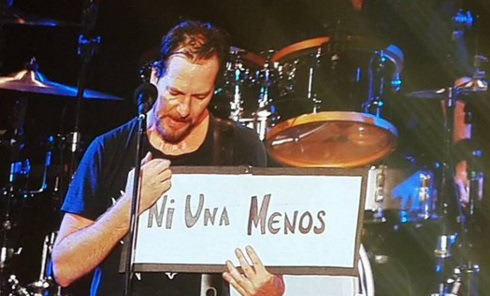 danieljhns:  Eddie Vedder holds a sign saying “Ni una menos” (No woman less), an Argentinian feminist movement to stop gender violence and femicides. He had an optimist way of seeing it: “With the amount of women I see in the rows and in the fence,