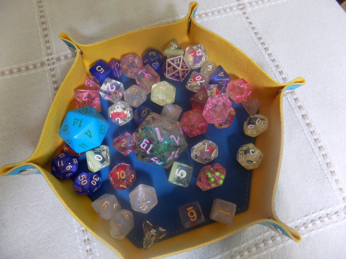 yamiwen:all the dice i got at the con i just went to!
