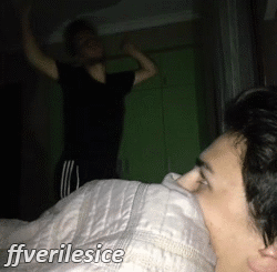 siyahandblue:  uykusuzolanerkek:  ffverilesice:  :d  asdfdsf  uyurken böyle dans
