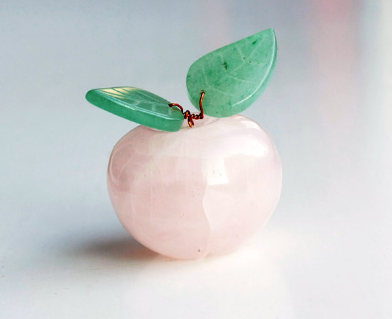 klausigelos:  I love this rose quartz and green aventurine apple but I can’t afford