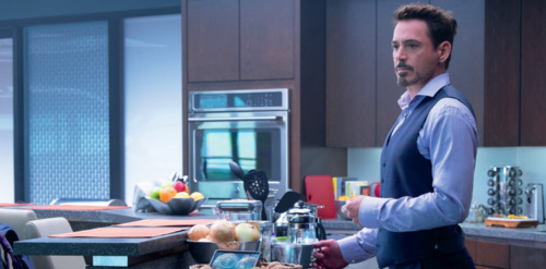 luvindowney:  Robert Downey Jr - Captain America Civil War stills