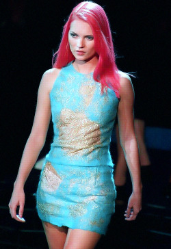 phoenixcumming:  Kate Moss at Versace Spring 1999. 