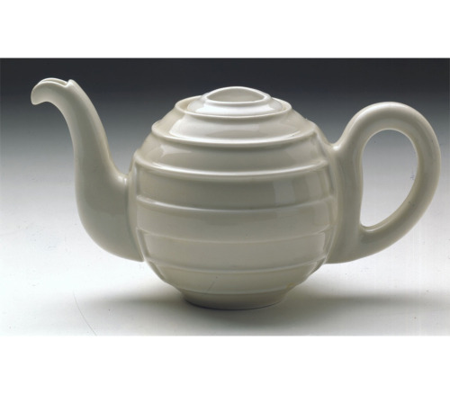 Thermos Teapot, 1927. Porcelain. Bauscher-Weiden, Germany.  Foto: Klaus-Eberhard Göltz. Via Kunstmus