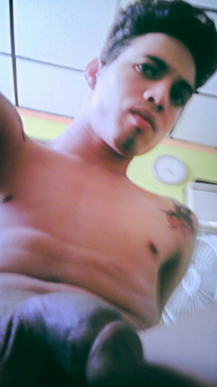 latinlovejuice:  ryanove:  Follow me on twitter @GustavoROvalles and @RyanOvee  Les