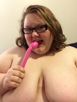 bigxgirlsxlovexsex:  I cannot get enough of this new toy…please come fuck me with it and make me squirt all over your face 😈💋   Love her