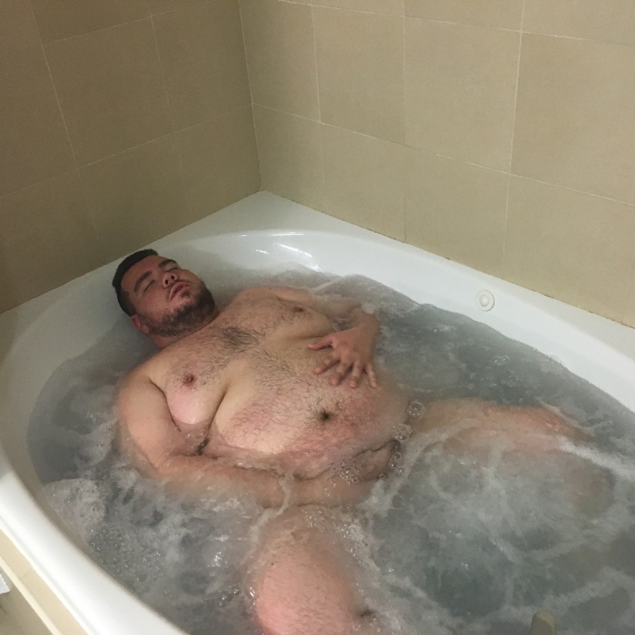 stonecub:  Hotel with a whirlpool tub! 