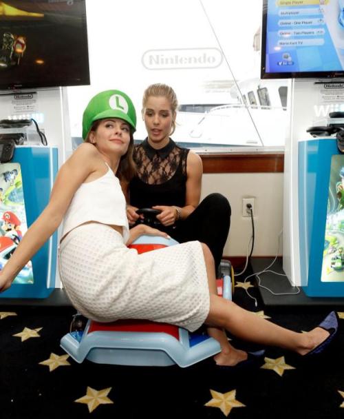 captainswan-skyeward: Emily Bett Rickards y Willa Holland en el Box de Nintendo. #SDCC2014 #Arrow