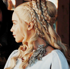 got-source: Game of Thrones fashion | Daenerys Targaryen’s hair and outfit in 5.