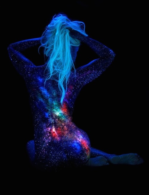 lucidlunngs: allstarsandconstellations: Astounding fluorescent body painting revealed through the u