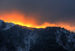 fuckyeahjapanandkorea:  Sunset over Apsan in Daegu by mbphillips 