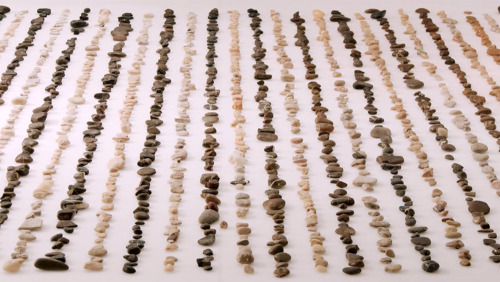 stuffguyswant:Kinetic Installations Organizes Thousands of Random River Stones by Geological AgeDesi